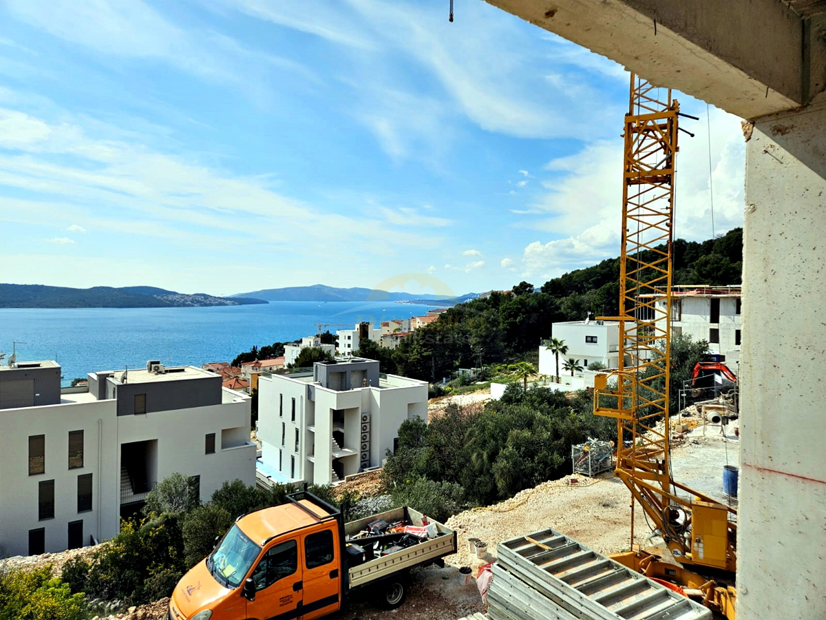 Attico con due camere da letto con vista mare e terrazza sul tetto a Čiovo, zona Salduna vicino al campeggio Rožac - 72 m2 + 85 m2 terrazza sul tetto